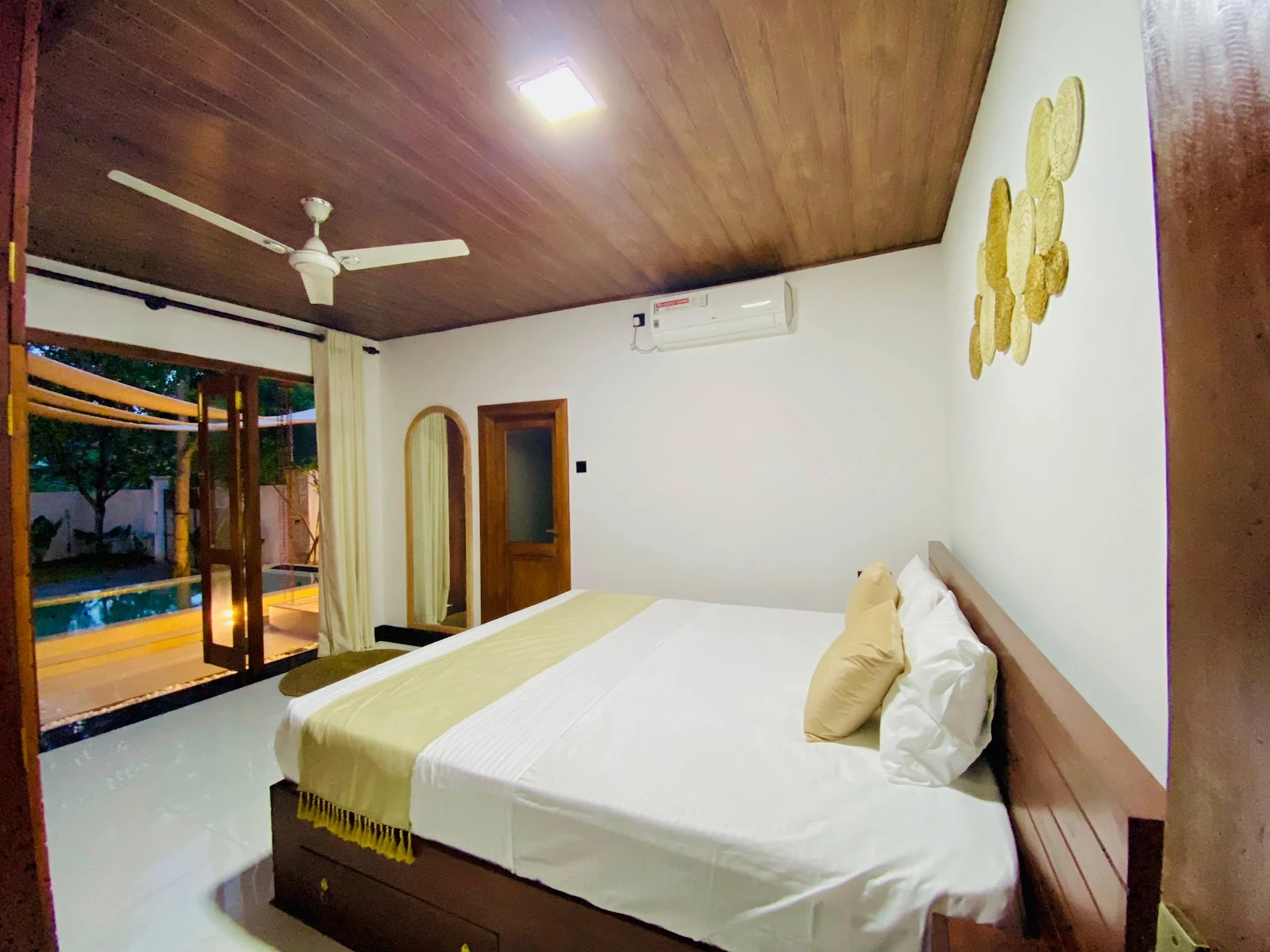 Villa Araliya romantic king canopy suite